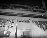 880075 Afbeelding van de tribune met genodigden bij het openingsconcert van het Muziekcentrum Vredenburg te Utrecht, ...